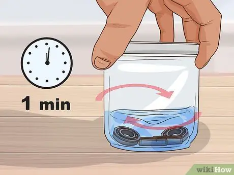 Извлеките подшипники из колес скейтборда Шаг 8