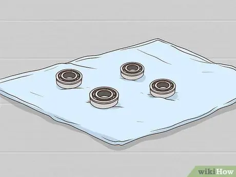 Извлеките подшипники из колес скейтборда Шаг 9