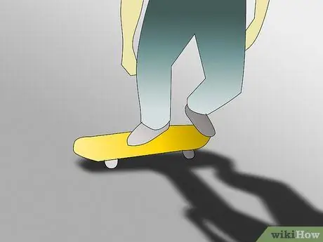 Сделайте хардфлип на скейтборде Шаг 2