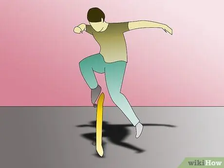 Сделайте хардфлип на скейтборде Шаг 6