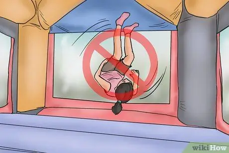 Обеспечьте безопасность детей в домах для прыжков, шаг 9