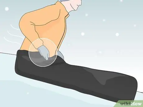 Катайтесь на санях с мешком для мусора Шаг 8