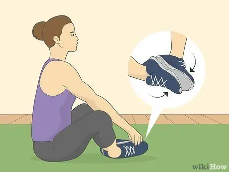 Сделайте бабочку, присядьте, шаг 1