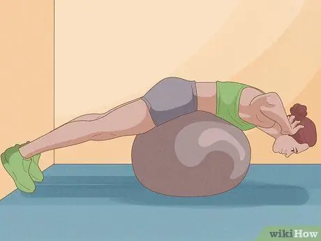 Делайте гиперэкстензию дома Шаг 12