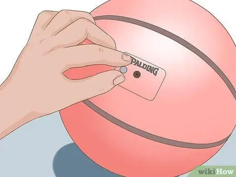 Прокачайте баскетбольный мяч Spalding Neverflat Step 6 Прокачайте баскетбольный мяч Spalding Neverflat Step 6