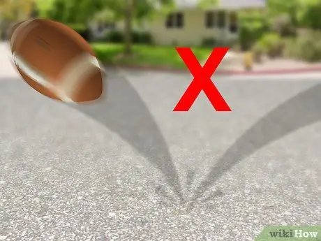 Надуть футбольный мяч Шаг 11