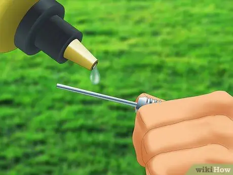 Надуть футбольный мяч Шаг 5