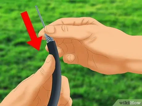 Надуть футбольный мяч Шаг 6