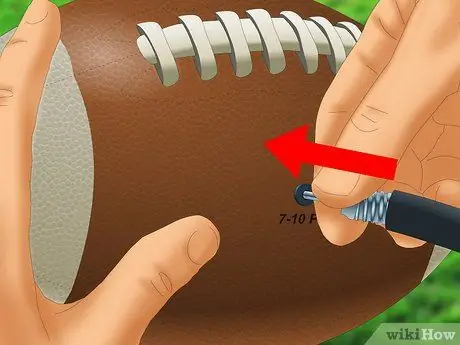 Надуть футбольный мяч Шаг 7