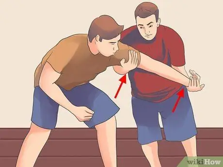 Выполните тейкдаун двумя ногами, шаг 12