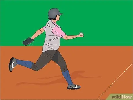 Сыграйте в первую базу в софтболе на медленном поле Шаг 8