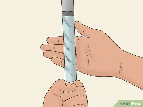 Захватите биту для софтбола Шаг 2