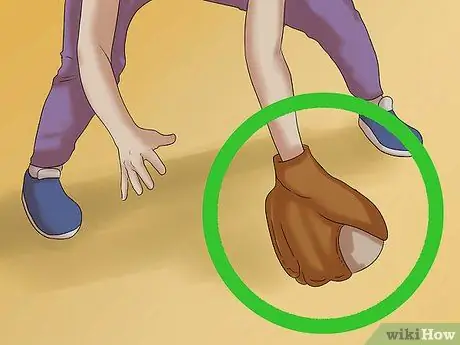 Играть в Outfield в софтбол Шаг 10