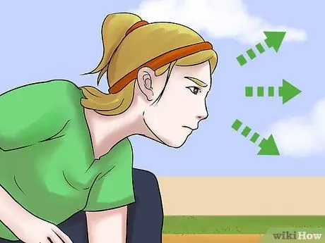 Играть в Outfield в софтбол Шаг 11