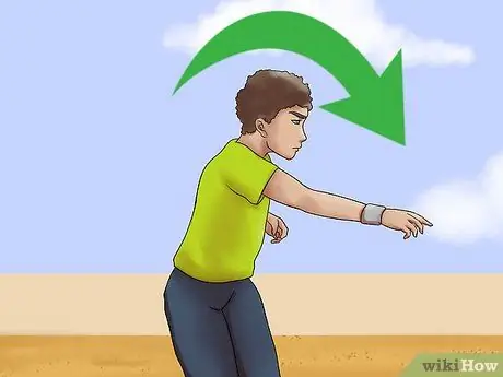 Играть в Outfield в софтбол Шаг 12