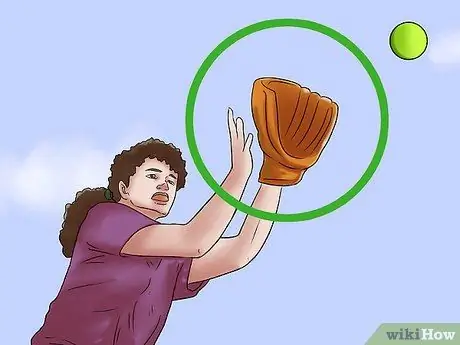 Играть в Outfield в софтбол Шаг 6