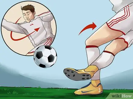 Сделайте Rabona Шаг 8