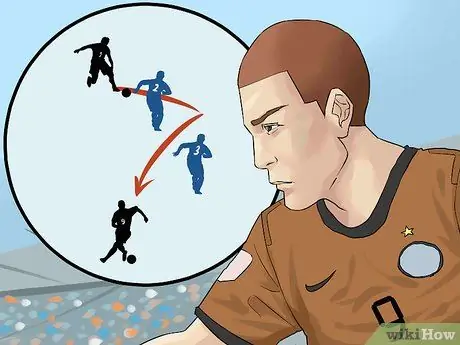 Чувствуйте себя уверенно и не бойтесь обойти защитника в футболе Шаг 1