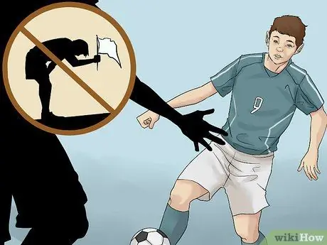 Почувствуйте уверенность и не бойтесь обойти защитника в футболе Шаг 3