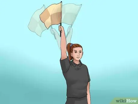 Подайте сигнал и позиционируйте себя в качестве помощника судьи в футболе Шаг 14