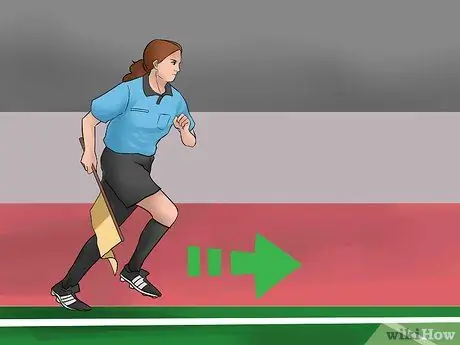 Подайте сигнал и позиционируйте себя в качестве помощника судьи в футболе Шаг 16