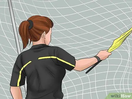 Подайте сигнал и позиционируйте себя в качестве помощника судьи в футболе Шаг 4