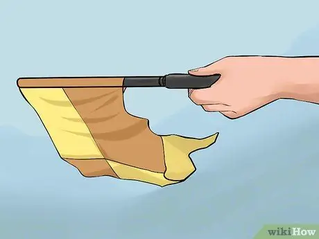 Подайте сигнал и позиционируйте себя в качестве помощника судьи в футболе Шаг 7