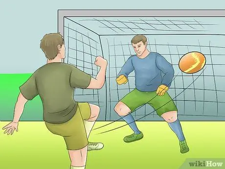 Играть в футбол в помещении Шаг 8