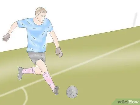 Играть за вратаря по футзалу Шаг 6