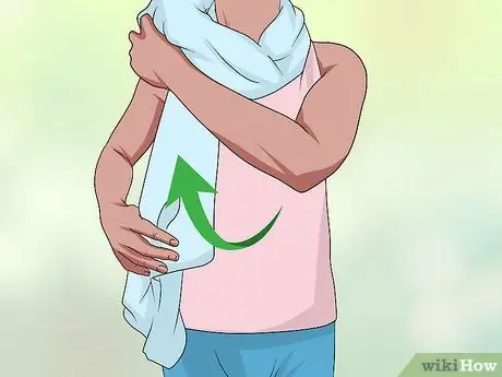 Наденьте футбольный шарф. Шаг 6