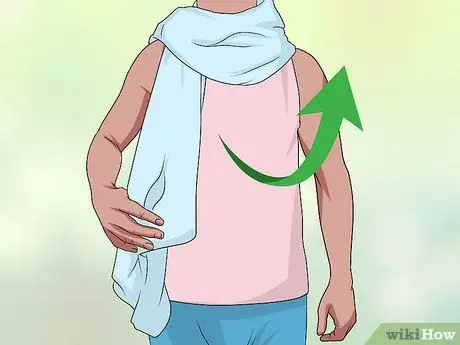 Наденьте футбольный шарф. Шаг 7