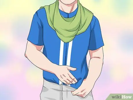 Наденьте футбольный шарф. Шаг 9