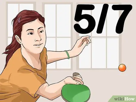 Следите за игрой в пинг-понг или настольный теннис Шаг 3