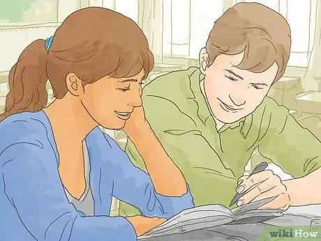 Действуйте вокруг парня, который, по вашему мнению, любит вас Шаг 1