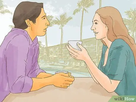 Действуйте вокруг парня, который, по вашему мнению, любит вас Шаг 10