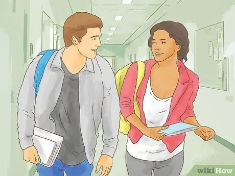 Действуйте вокруг парня, который, по вашему мнению, любит вас Шаг 2