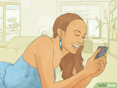 Действуйте вокруг парня, который, по вашему мнению, любит вас Шаг 3