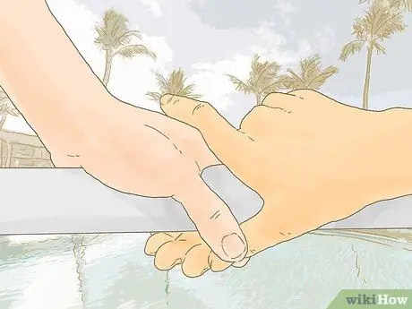 Действуйте вокруг парня, который, по вашему мнению, любит вас Шаг 4