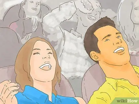 Действуйте вокруг парня, который, по вашему мнению, любит вас Шаг 5