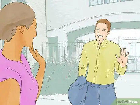 Действуйте вокруг парня, который, по вашему мнению, любит вас Шаг 7