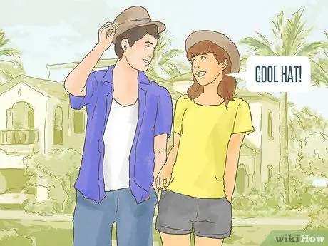 Действуйте вокруг парня, который, по вашему мнению, любит вас Шаг 8