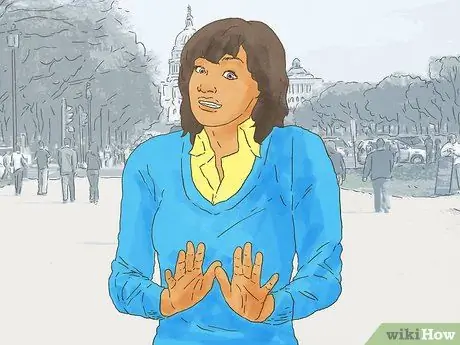 Действуйте вокруг парня, который, по вашему мнению, любит вас Шаг 9