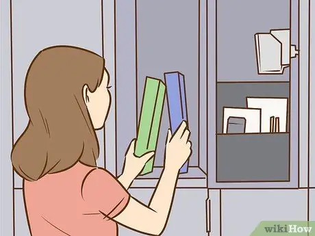 Поместите все свои вещи в крохотный шкафчик Шаг 10