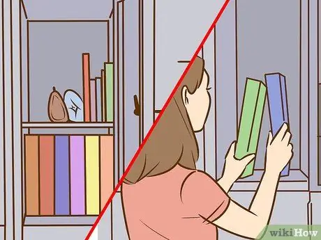 Поместите все свои вещи в крохотный шкафчик Шаг 11