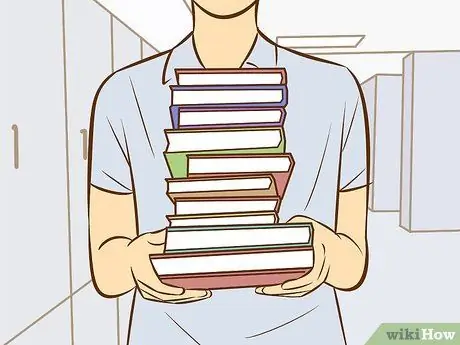 Поместите все свои вещи в крохотный шкафчик Шаг 4