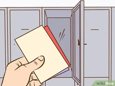 Поместите все свои вещи в крохотный шкафчик Шаг 5