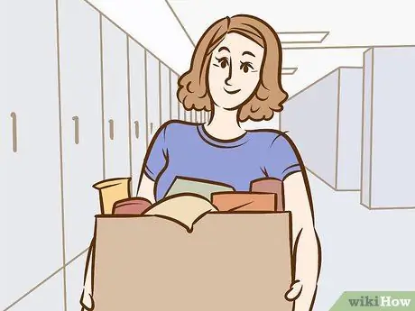 Поместите все свои вещи в крошечный шкафчик Шаг 6