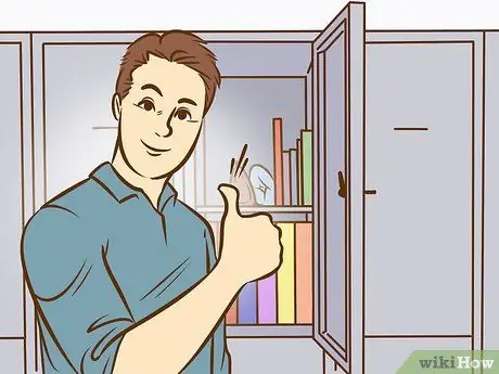 Поместите все свои вещи в крошечный шкафчик Шаг 9