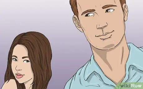 Прочтите женский язык тела для флирта, шаг 1