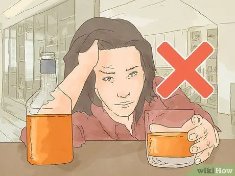 Скажите близкому другу, что чувствуете себя преданным или забытым Шаг 2